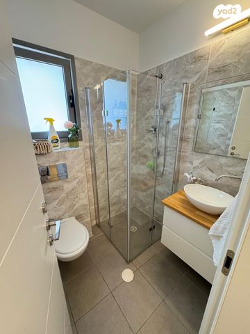 גג/ פנטהאוז, נתיבות מערב, נתיבות