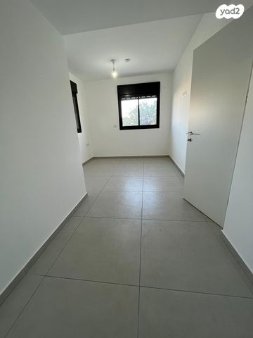 דירה, הכלנית, 2004, רעננה