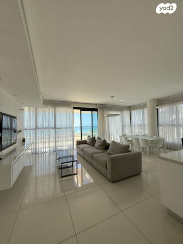 גג/ פנטהאוז, עוזי חיטמן, עיר ימים, נתניה