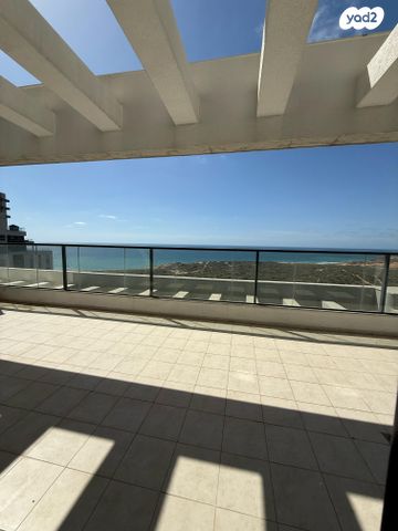 גג/ פנטהאוז, עוזי חיטמן, עיר ימים, נתניה