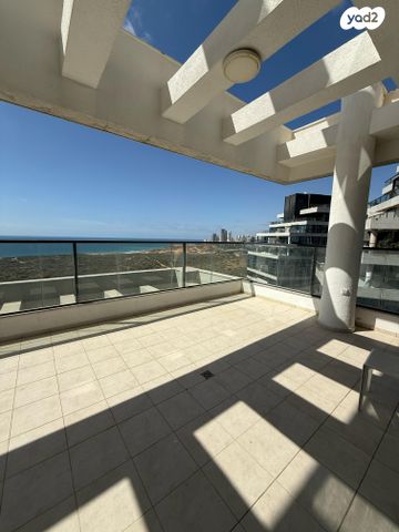 גג/ פנטהאוז, עוזי חיטמן, עיר ימים, נתניה