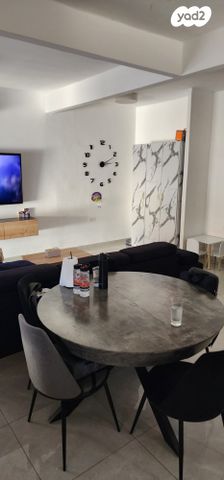 דו משפחתי, יצחק וידרקר 19, חדרה