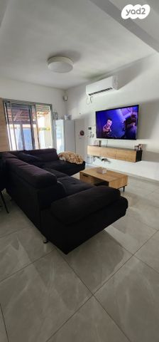 דו משפחתי, יצחק וידרקר 19, חדרה