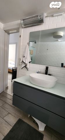 דו משפחתי, יצחק וידרקר 19, חדרה