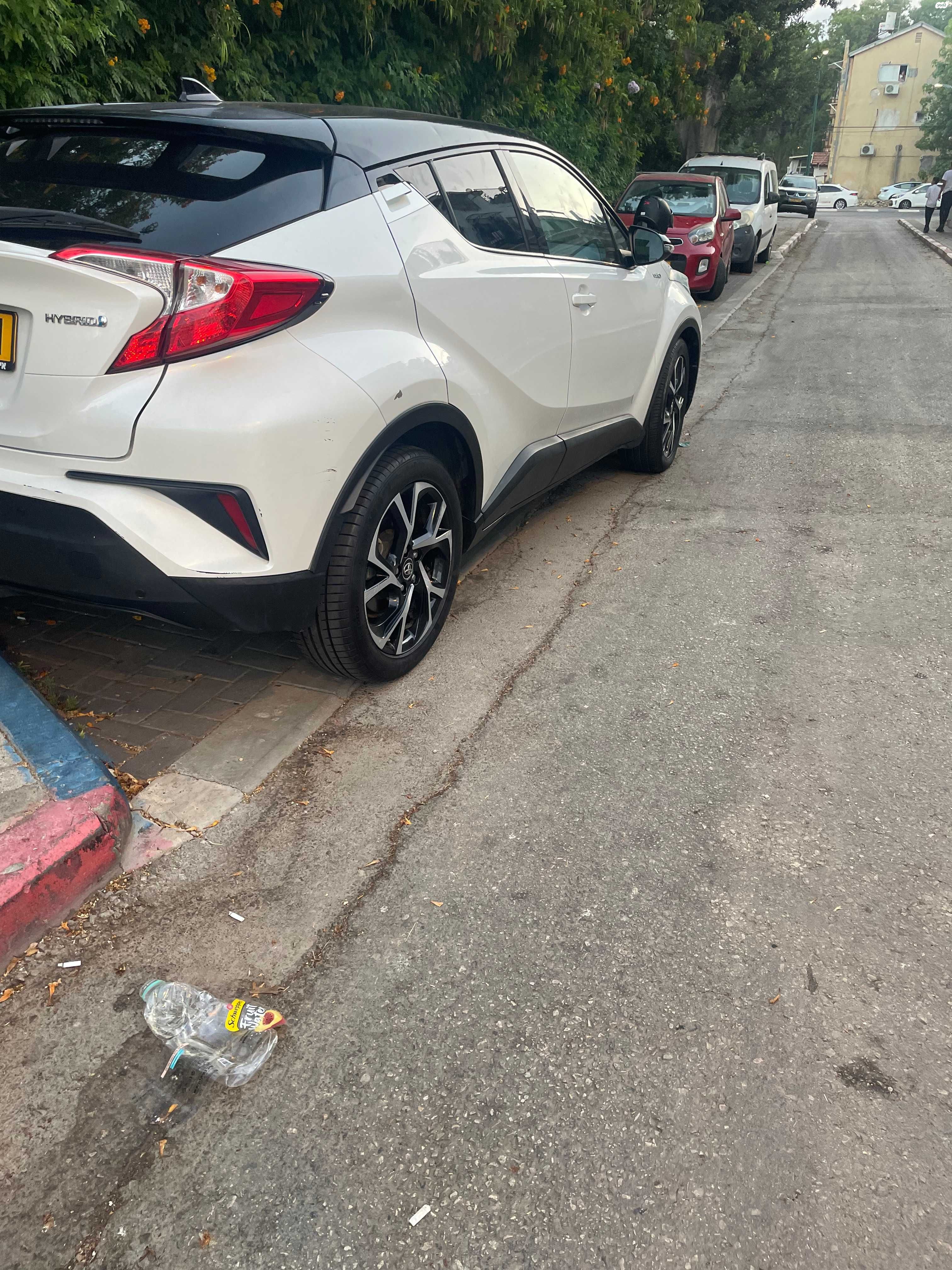 מודעת רכב טויוטה C-HR