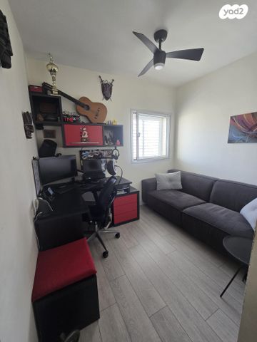 דירה, נעורים, ראשון לציון