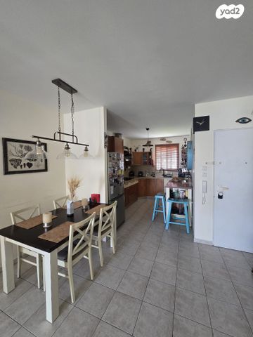 דירה, נעורים, ראשון לציון