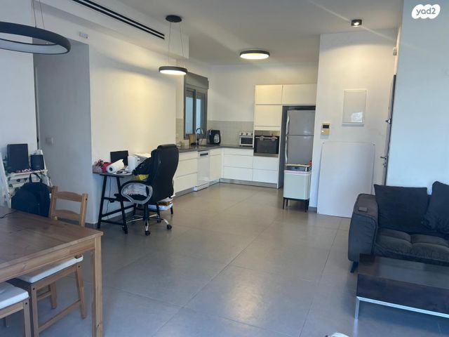 דירה, הפרחים, חריש