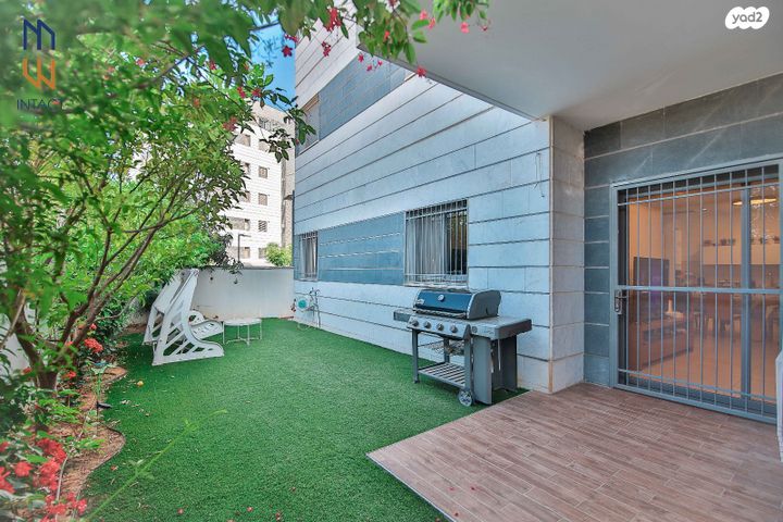 דירת גן, נרקיס, הפרחים, חריש