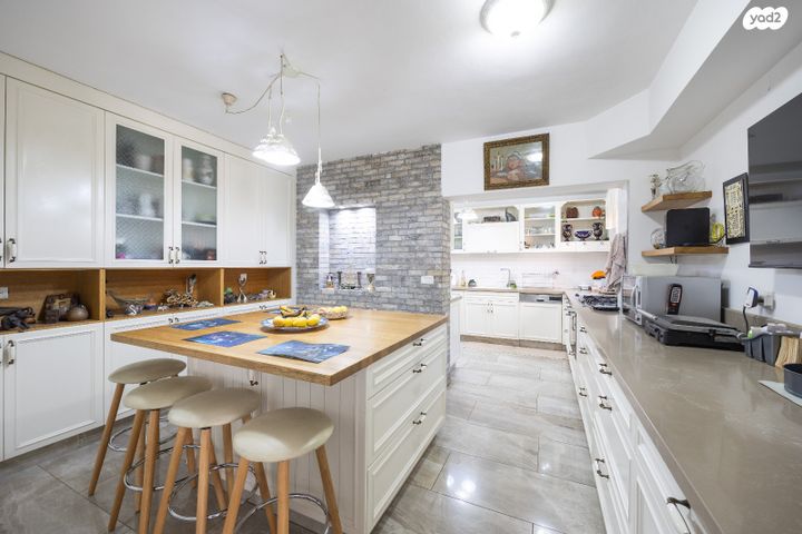 דירת גן, אנוסי משהד, ארמון הנציב, תלפיות מזרח, ירושלים