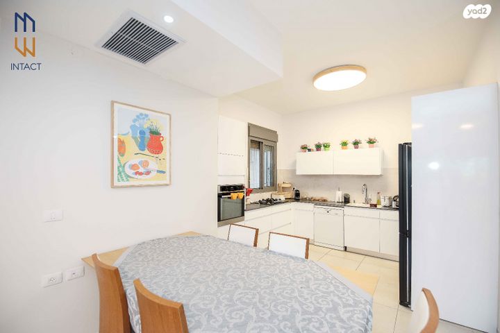 דירת גן, נרקיס, הפרחים, חריש