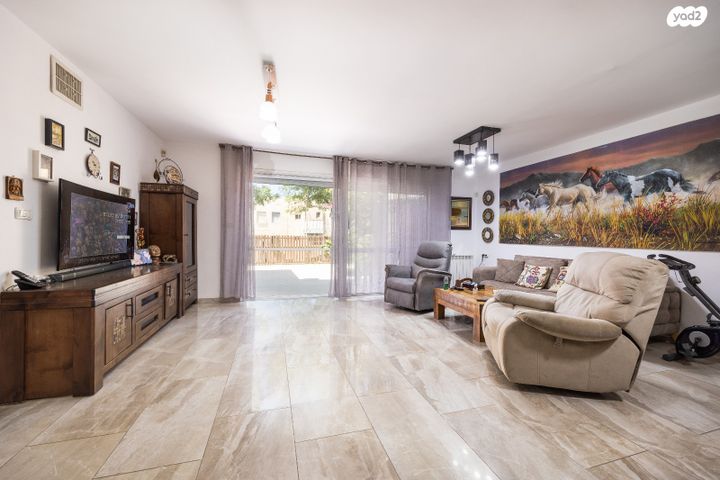 דירת גן, אנוסי משהד, ארמון הנציב, תלפיות מזרח, ירושלים