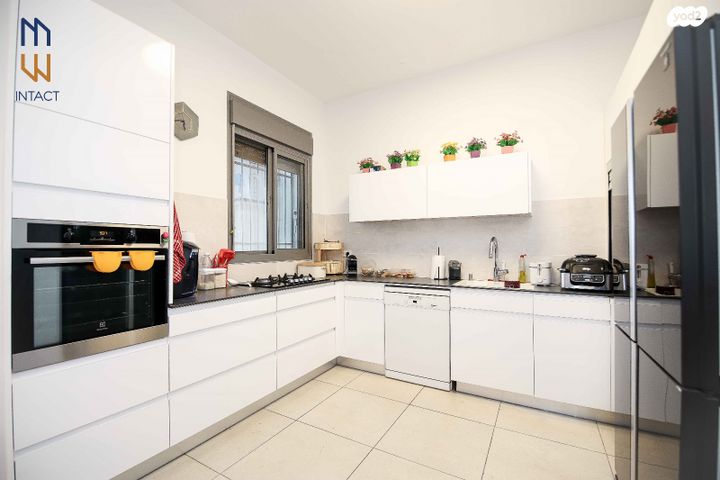 דירת גן, נרקיס, הפרחים, חריש