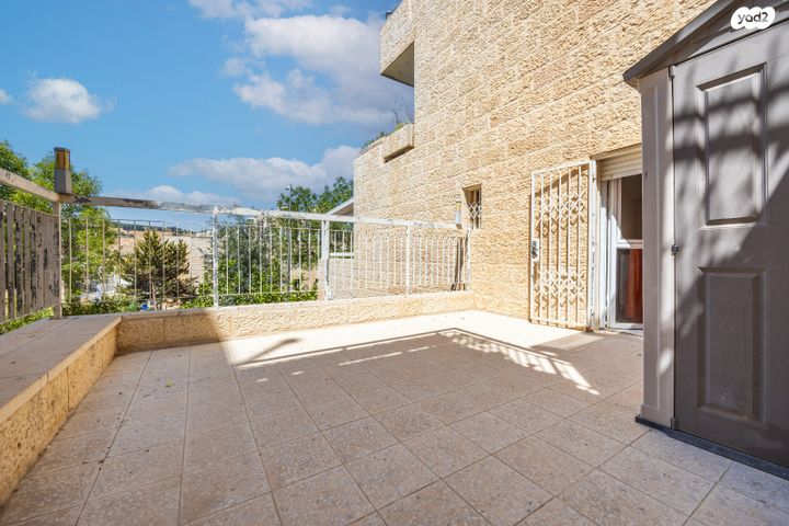 דירת גן, אנוסי משהד, ארמון הנציב, תלפיות מזרח, ירושלים