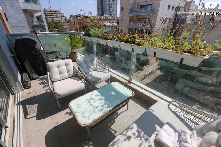 דירה, הרצליה