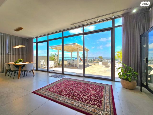 גג/ פנטהאוז, העלייה השנייה, רח' הנשיא צפון, חדרה