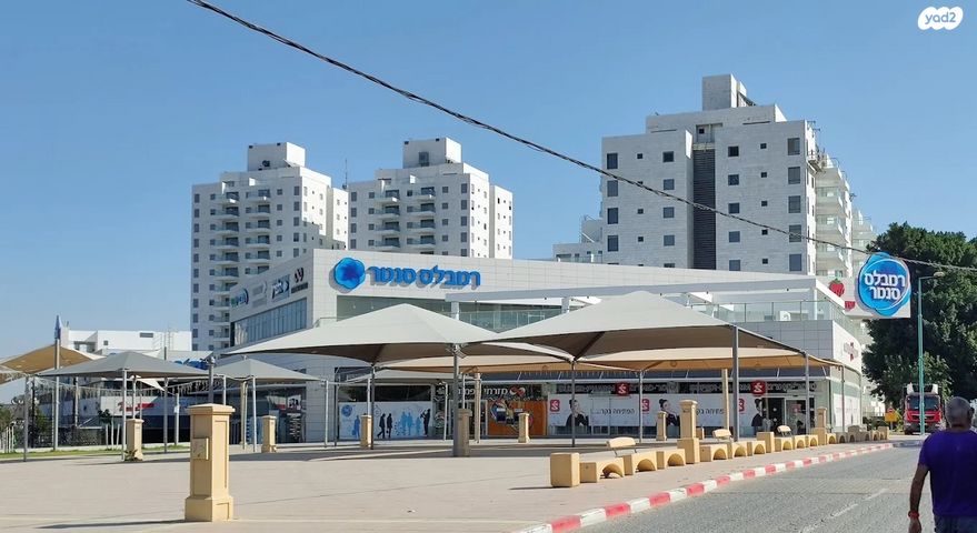 יגאל אלון 