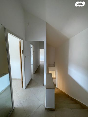 דופלקס, עת הזמיר 9, מגדים, מעלה אדומים