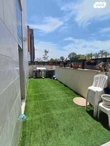 דירת גן, מבצע אנטבה, שמעון פרס/ האצטדיון, נהריה