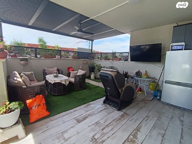 דירת גן, מבצע אנטבה, שמעון פרס/ האצטדיון, נהריה