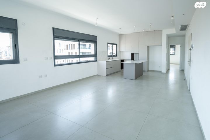 גג/ פנטהאוז, מודיעין מכבים רעות