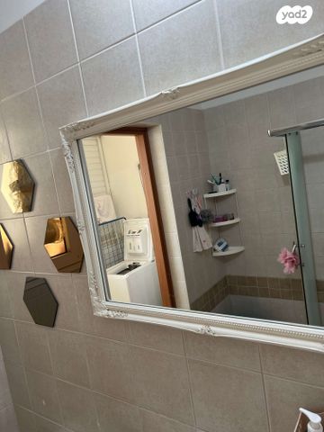 דירה, נעורים, ראשון לציון