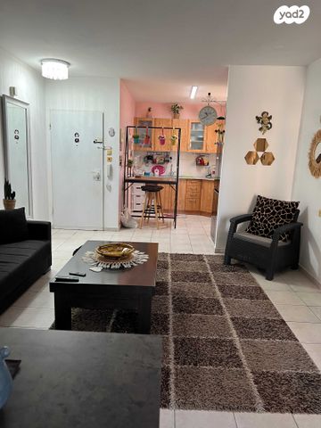 דירה, נעורים, ראשון לציון