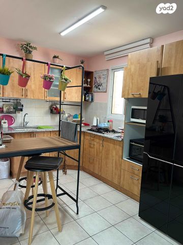 דירה, נעורים, ראשון לציון