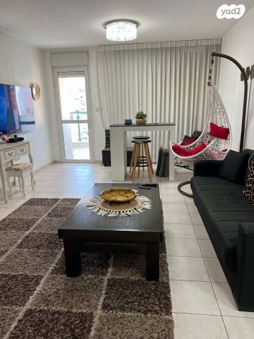 דירה, נעורים, ראשון לציון