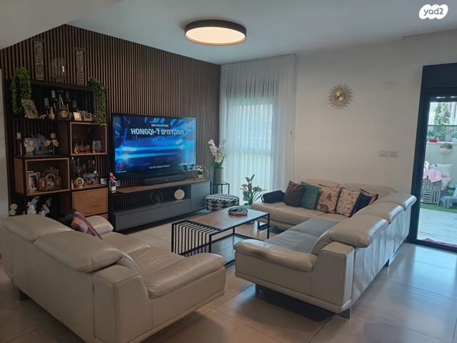 דירת גן, מבצע אנטבה, שמעון פרס/ האצטדיון, נהריה