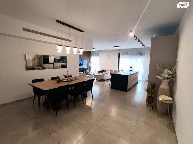 דירת גן, מבצע אנטבה, שמעון פרס/ האצטדיון, נהריה