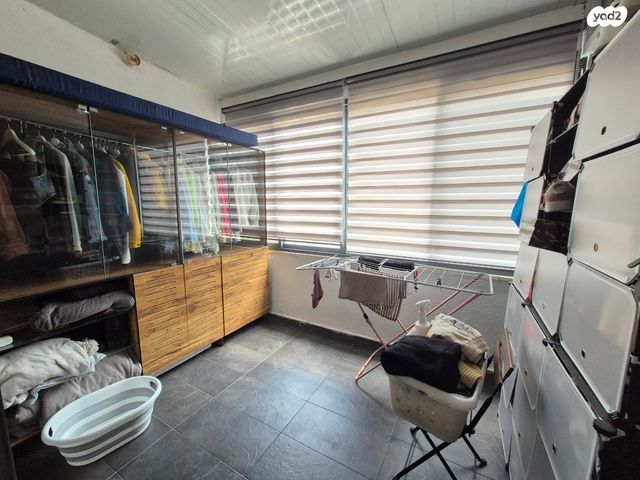 דו משפחתי, אורנית, אורנית