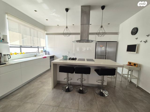 דו משפחתי, אורנית, אורנית