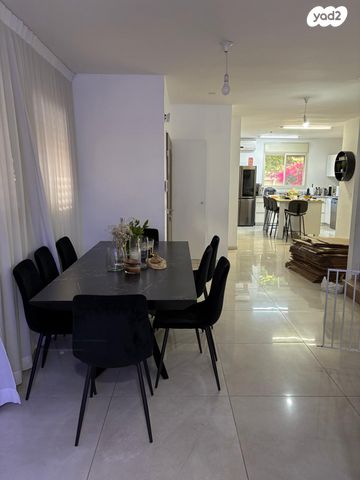 דו משפחתי, אברהם קופלמן, נווה עוז, פתח תקווה