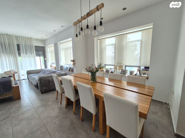 דו משפחתי, אורנית, אורנית