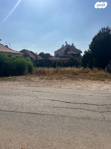 מגרשים