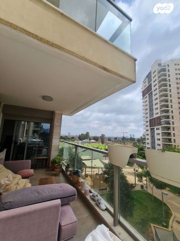 דירה, הרב יעקב טראב, עזרא, הארגזים, תל אביב יפו