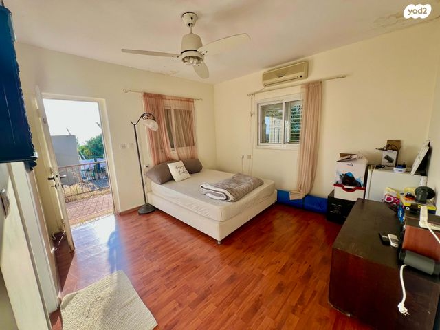 דו משפחתי, אלפי מנשה