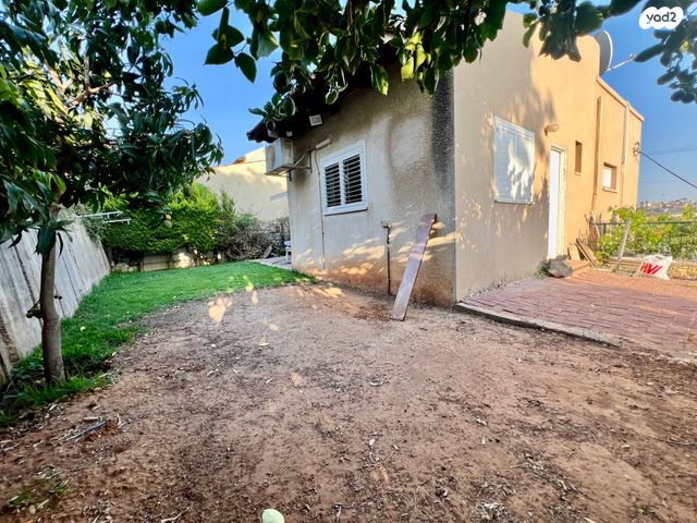 דו משפחתי, אלפי מנשה