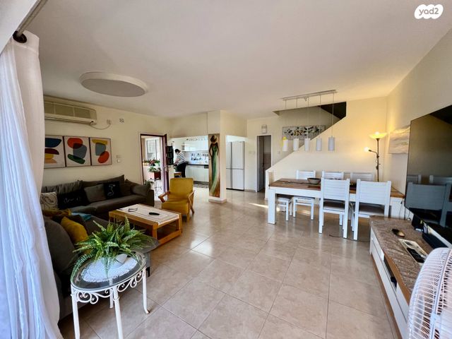 דו משפחתי, אלפי מנשה