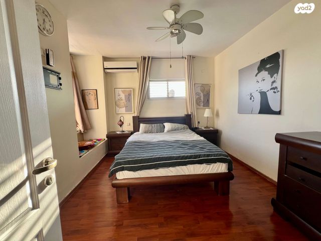 דו משפחתי, אלפי מנשה