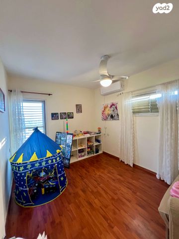 דו משפחתי, אלפי מנשה