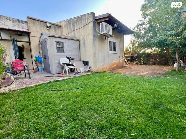 דו משפחתי, אלפי מנשה