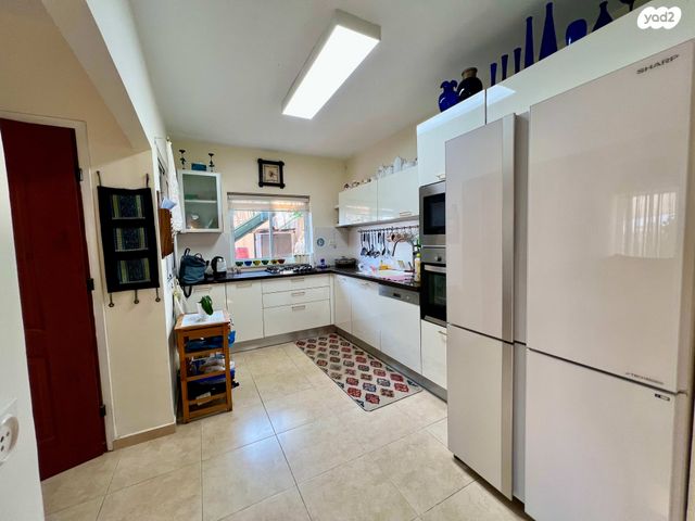 דו משפחתי, אלפי מנשה