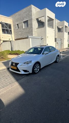 IS Executive 300h היברידי אוט׳ 2.5 (181 כ״ס) [2016-2017]