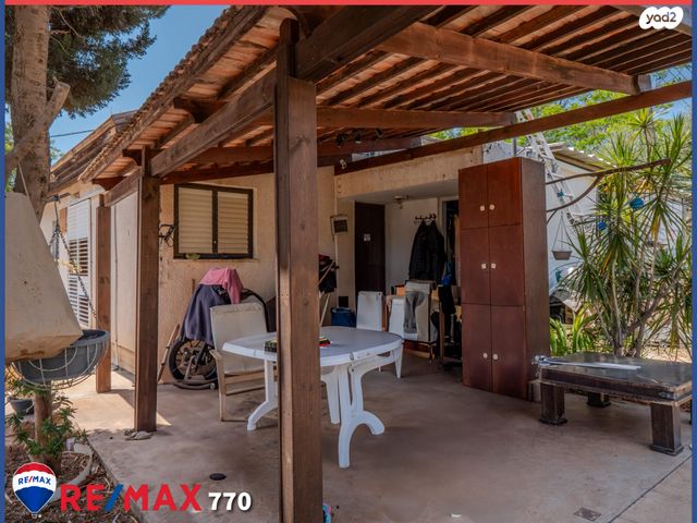 דו משפחתי, שדה נחום