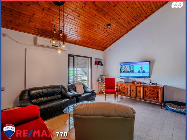 דו משפחתי, שדה נחום