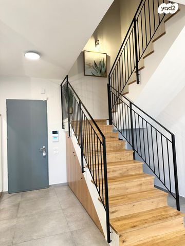 דירת גן, תל מונד