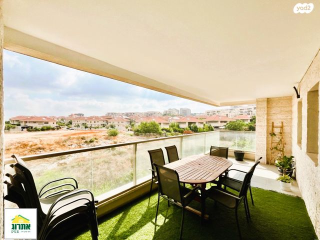 דירה, צור יצחק