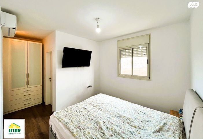 דירה, צור יצחק